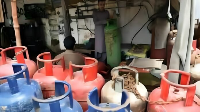 Govt Reopens LPG Shops to Tackle Protests, Market Stability